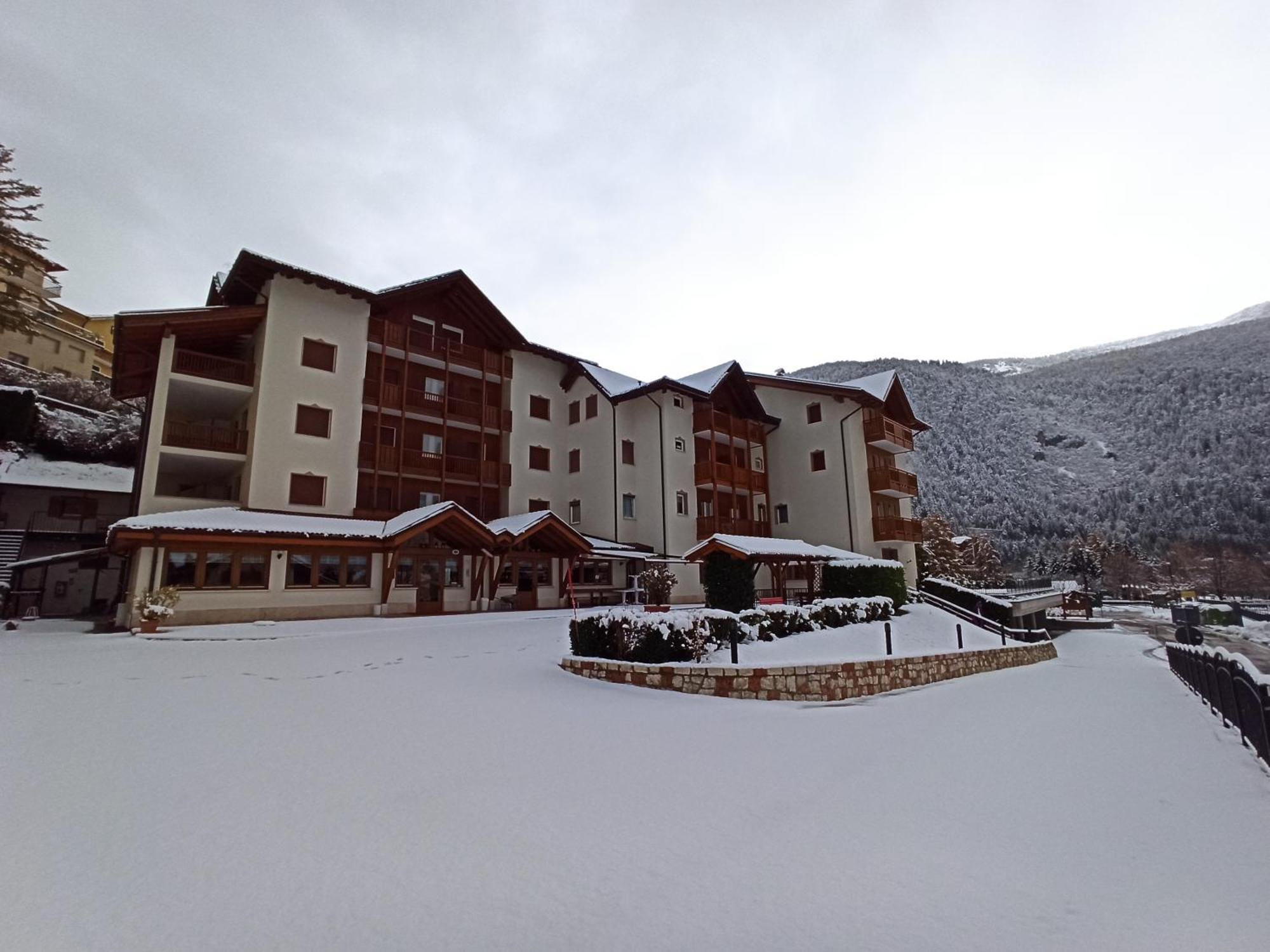 Hotel Zurigo Molveno Eksteriør bilde